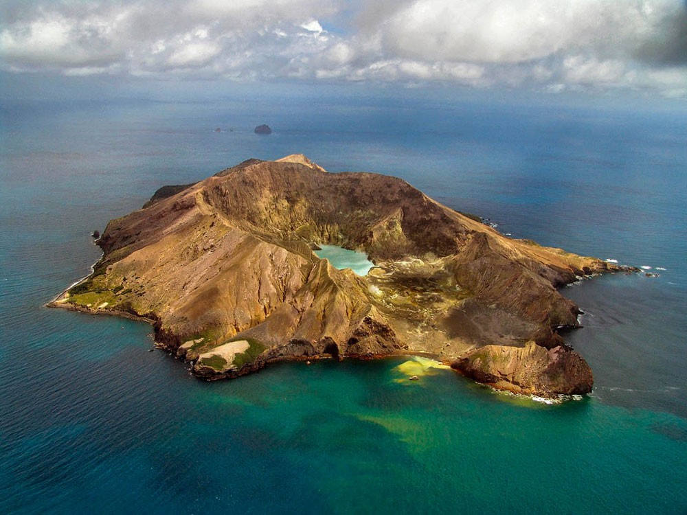 fotografía aérea de un volcán de Nueva Zelanda rodeado por el mar